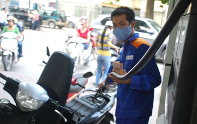 <span style="color: rgb(50, 51, 51); font-family: Arial; font-size: 14px; text-align: justify;">Bộ Công Thương yêu cầu các đơn vị kinh doanh xăng dầu đầu mối điều chỉnh giá từ 15 giờ ngày 21/3.&nbsp;</span>