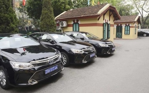  Trước mắt sẽ xây dựng lộ trình thực hiện chế độ khoán kinh phí sử dụng xe 
ôtô áp dụng đối với chức danh thứ trưởng và tương đương, xe ôtô phục vụ 
công tác chung. 