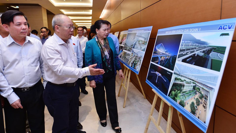 Chủ tịch Quốc hội cùng các vị đại biểu xem phối cảnh sân bay Long Thành được trưng bày tại hành lang Quốc hội - Ảnh: Quang Phúc 