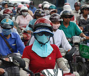 Chủ xe máy không kiểm tra khí thải định kỳ có thể bị phạt đến 300.000 đồng/ lần.
