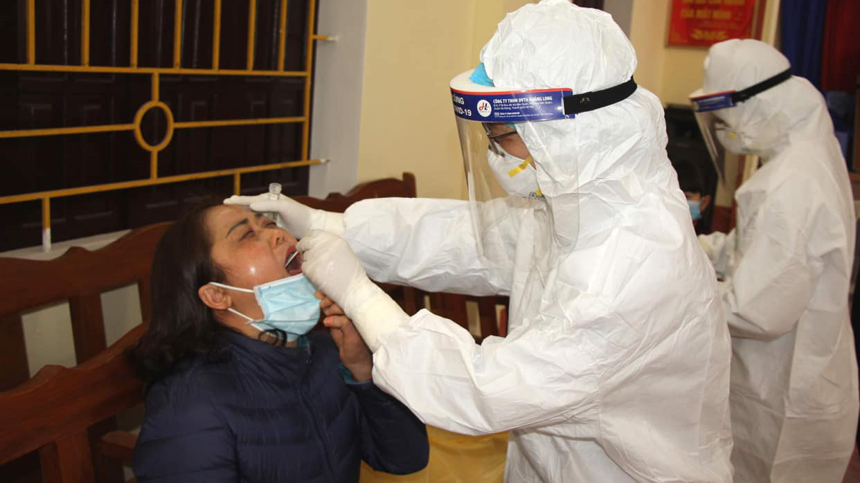 Hải Dương lấy mẫu xét nghiệm diện rộng nhóm có nguy cơ lây nhiễm Covid-19 cao. Ảnh - Huy Hoàng. 