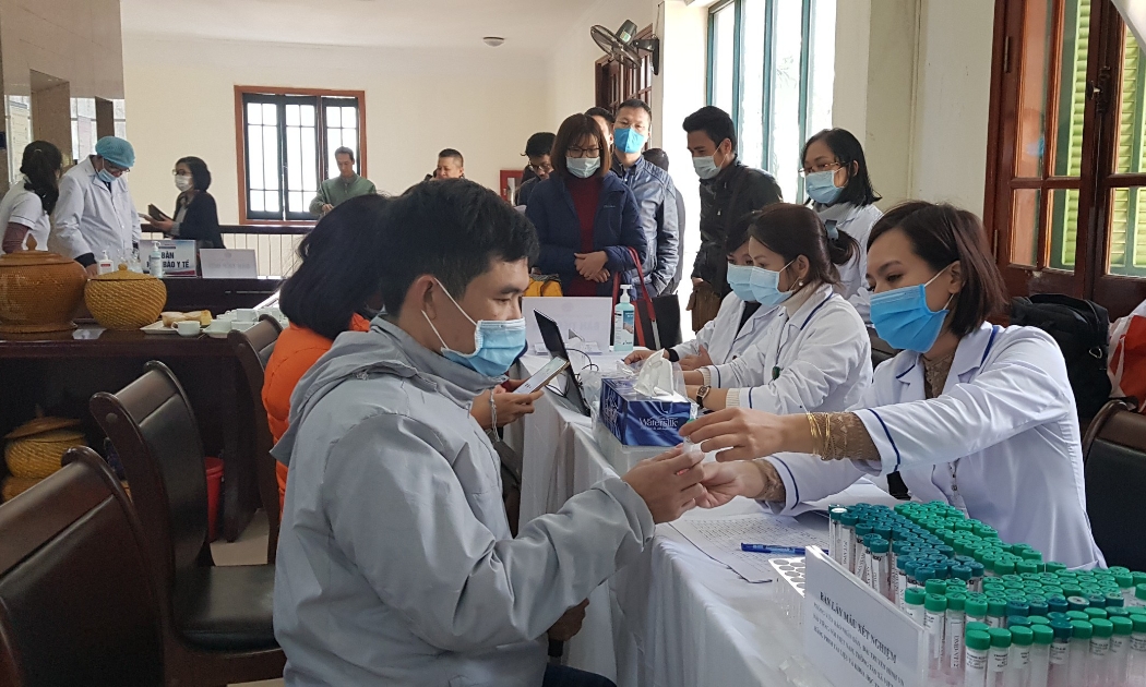 Các phóng viên tác nghiệp tại Đại hội XIII của Đảng được tiến hành xét nghiệm Covid-19 tại Hà Nội