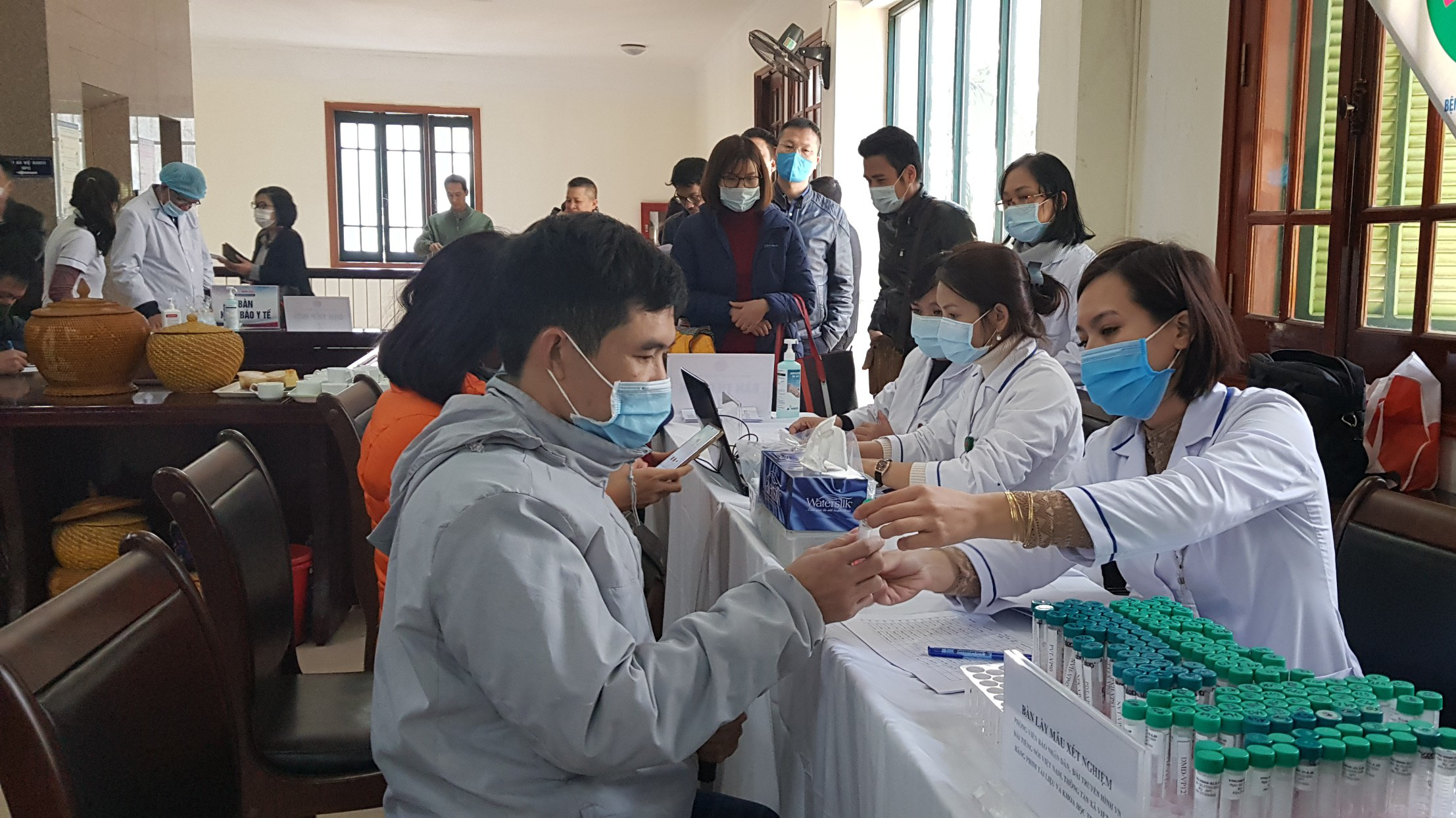 Các phóng viên tác nghiệp tại Đại hội XIII của Đảng được tiến hành xét nghiệm Covid-19 tại Hà Nội