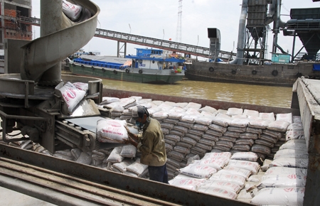 Sáu tháng đầu năm 2012 ghi nhận ngành xi măng xuất khẩu được khoảng 3 triệu tấn clinker và 0,7 triệu tấn xi măng.