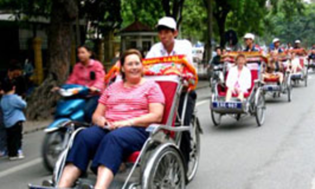 Đưa khách tới khách sạn bằng xích lô tại các tuyến phố bị cấm ô tô là phương án đã được một số công ty du lịch lựa chọn.