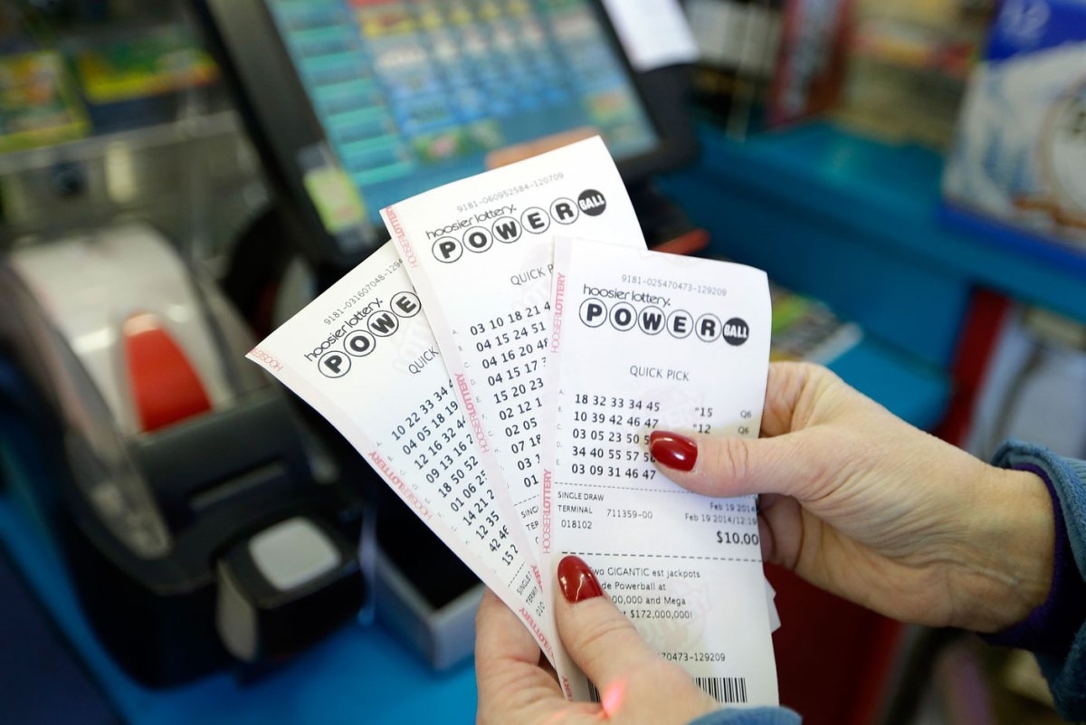 Tính đến hết 31/3, Vietlott đã triển khai kinh doanh xổ số tại 12 tỉnh, 
thành phố. Vietlott có 2.478 điểm bán hàng, dự kiến tăng lên 5.400 điểm 
trong năm 2017.