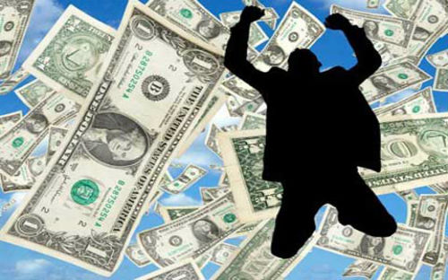 Vị khách hàng may mắn đựợc cho là đã đi xe máy ngay trong đêm từ Trà Vinh lên Tp.HCM để nhận thưởng.