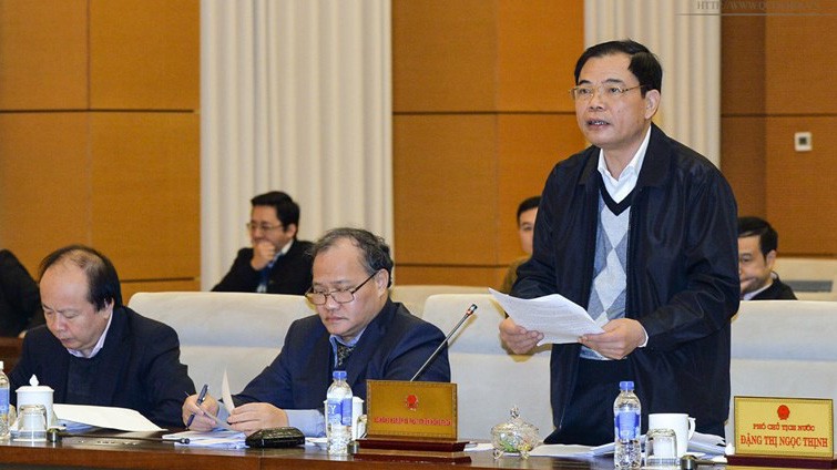 Bộ trưởng Bộ Nông nghiệp và Phát triển nông thôn Nguyễn Xuân Cường trình bày tờ trình của Chính phủ.