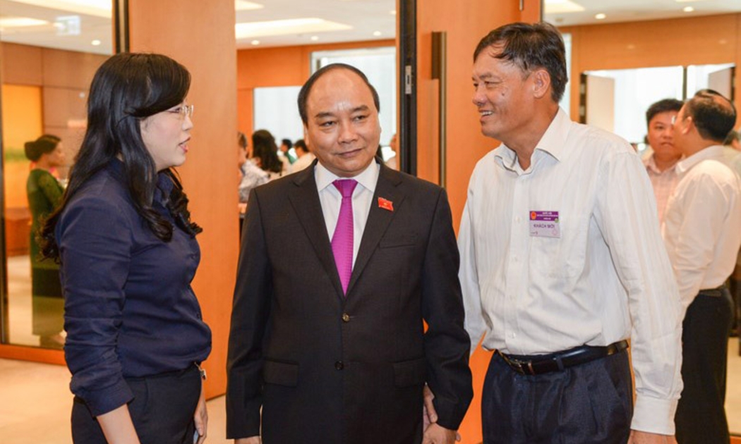 Phó thủ tướng Nguyễn Xuân Phúc trong giờ giải lao bên hành lang Quốc hội.