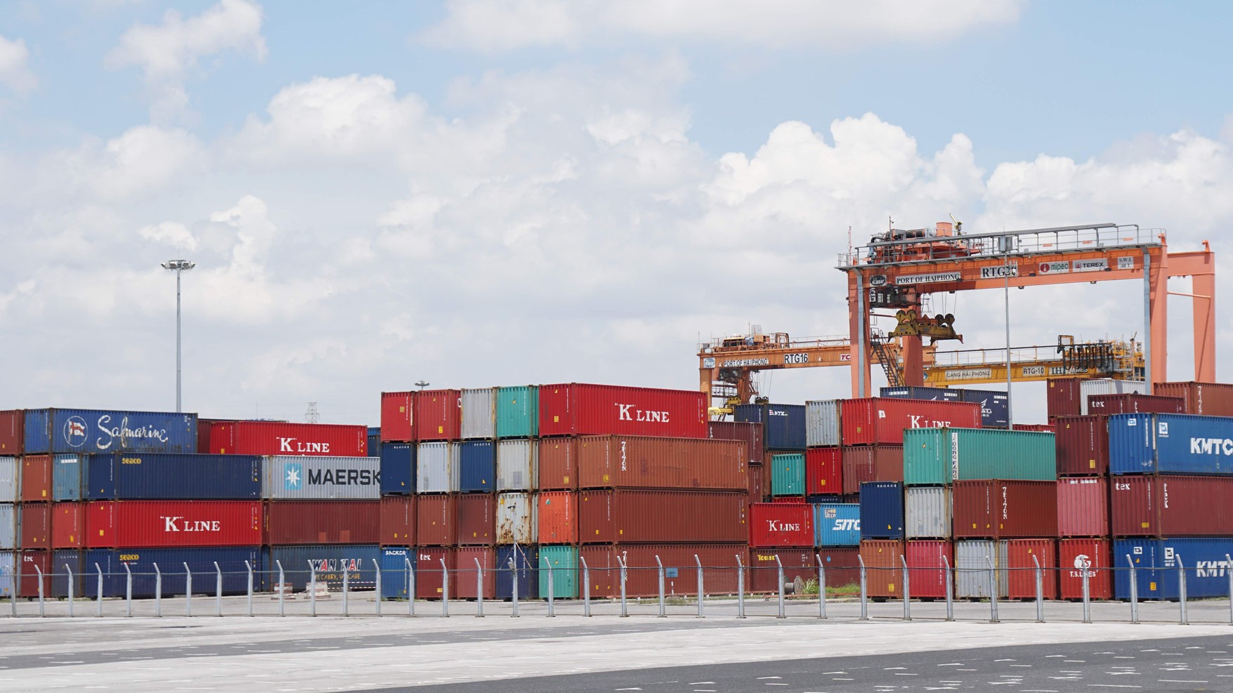 Tỷ trọng nhập khẩu hàng hóa của hơn 10.000 doanh nghiệp FDI chiếm gần 60% tổng trị giá nhập khẩu của Việt Nam năm 2018. Ảnh: Quang Phúc