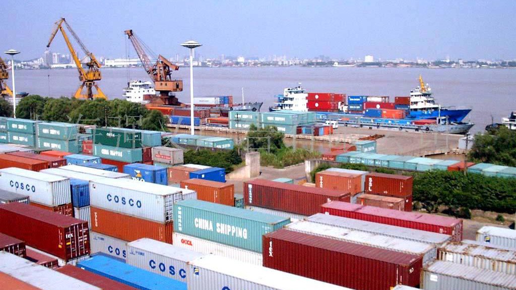 Tổng trị giá nhập khẩu của Việt Nam cũng đạt gần 121 tỷ USD, tăng 8,9% so với năm ngoái.