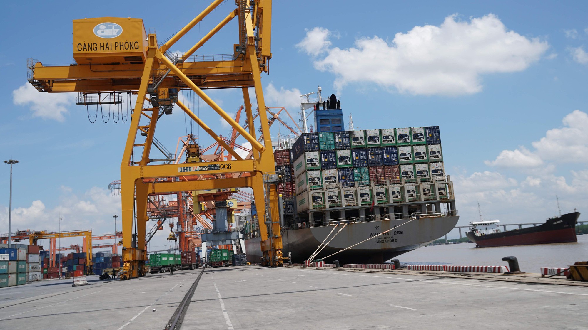 Dầu thô và ô tô vẫn tiếp tục là hai mặt hàng nhập khẩu đạt kim ngạch, sản lượng đáng kể trong nửa đầu tháng 10.