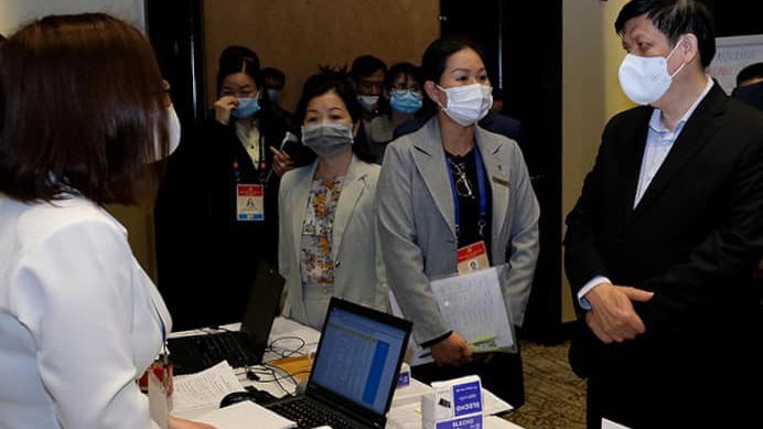 Bộ trưởng Nguyễn Thanh Long kiểm tra công tác phục vụ y tế tại một địa điểm lưu trú của đại biểu. Ảnh - Trần Minh