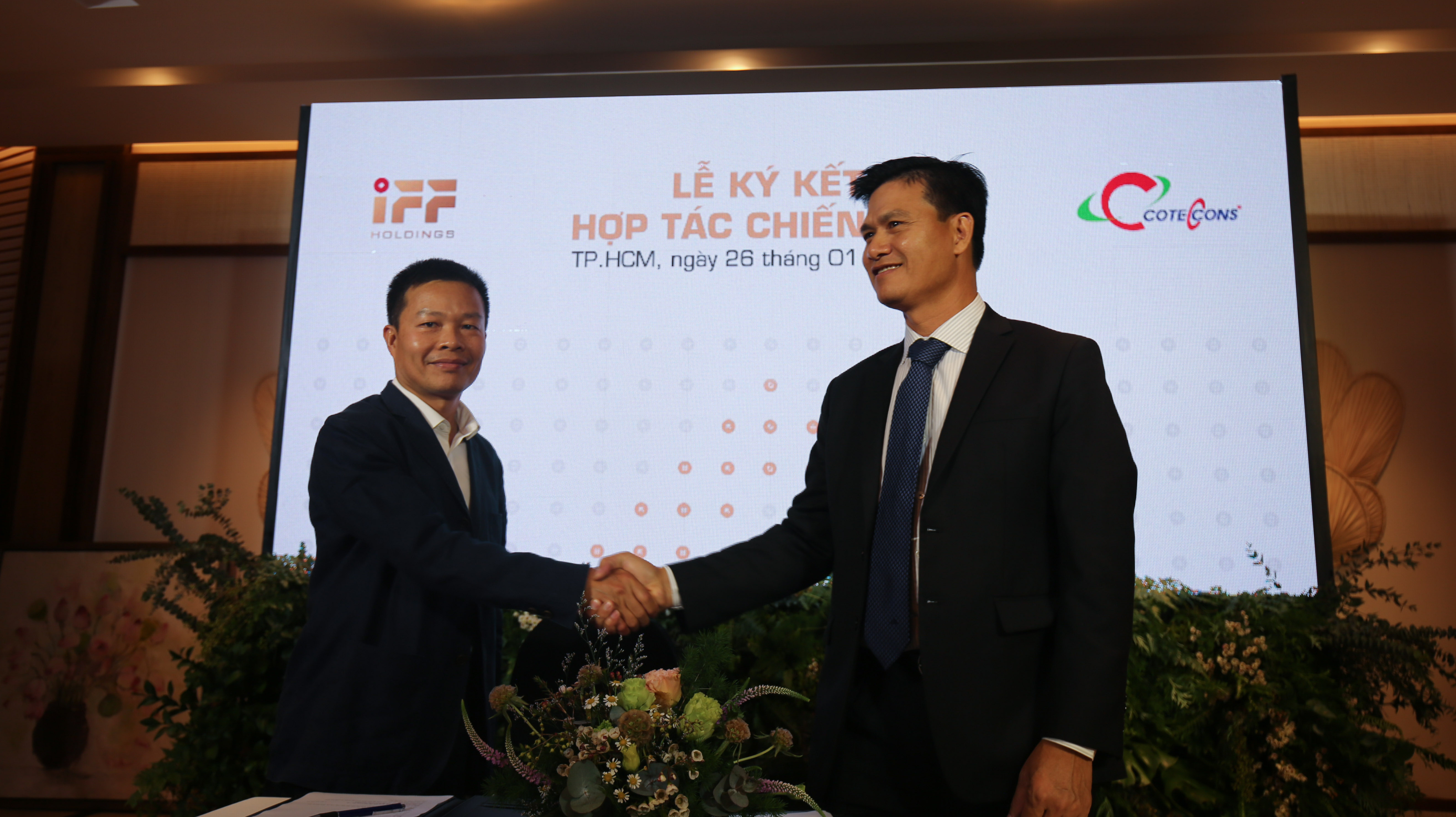 Ông Nguyễn Hoàng Sơn - Phó Tổng giám đốc IFF Holdings và Ông Phạm Quân Lực - Phó Tổng giám đốc Coteccons ký kết hợp tác chiến lược.