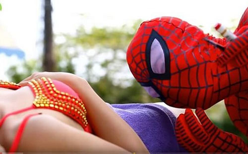 <font face="Arial, Verdana"><span style="font-size: 13.3333px;">Hình ảnh phản cảm trong kênh Youtube “Spiderman Frozen Marvel Superhero in Real Life”.</span></font>