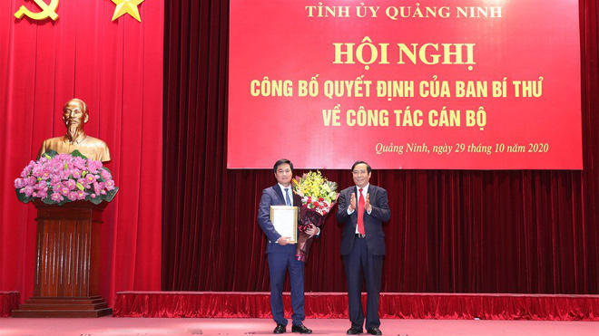 Phó ban Tổ chức Trung ương Nguyễn Thanh Bình trao quyết định và chúc mừng ông Nguyễn Tường Văn (phải).