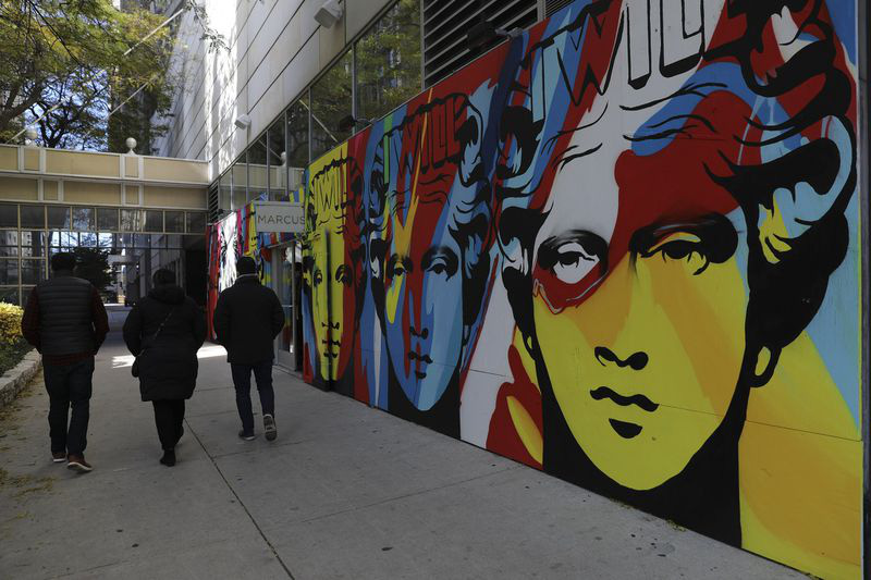 Một cửa hàng ở Chicago lắp xong ván gỗ bằng tranh tường cỡ lớn từ ngày 30/10 - Ảnh: Chicago Tribune.