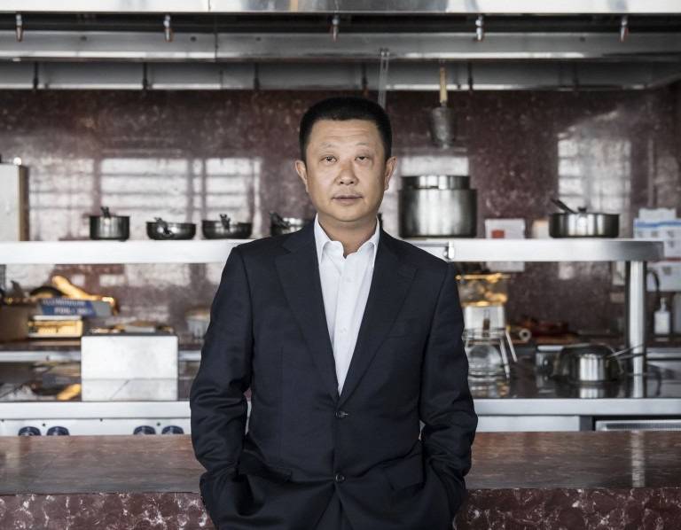 Zhang Yong, chủ chuỗi lẩu lớn nhất Trung Quốc Haidilao, cũng chứng kiến tài sản giảm 1,2 tỷ USD xuống còn 20,4 tỷ USD trong phiên giao dịch 30/10. Ông đã chuyển sang quốc tịch Singapore và hiện là người giàu nhất nước này - Ảnh: AP.