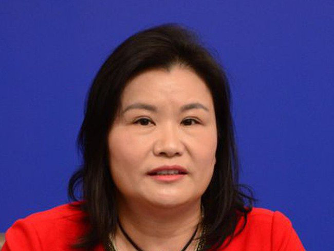 Zhou Qunfei, một trong những phụ nữ tự thân giàu nhất thế giới, cũng là một trong những người mất nhiều tiền nhất tuần qua. Giá cổ phiếu hãng sản xuất màn hình điện thoại Lens Technology của bà giảm tới 8,9% sau khi Apple - khách hàng hàng đầu của công ty - công bố doanh số iPhone gây thất vọng. Bà Zhou hiện sở hữu tài sản 15,9 tỷ USD, giảm 1,5 tỷ USD so với tuần trước - Ảnh: SCMP.