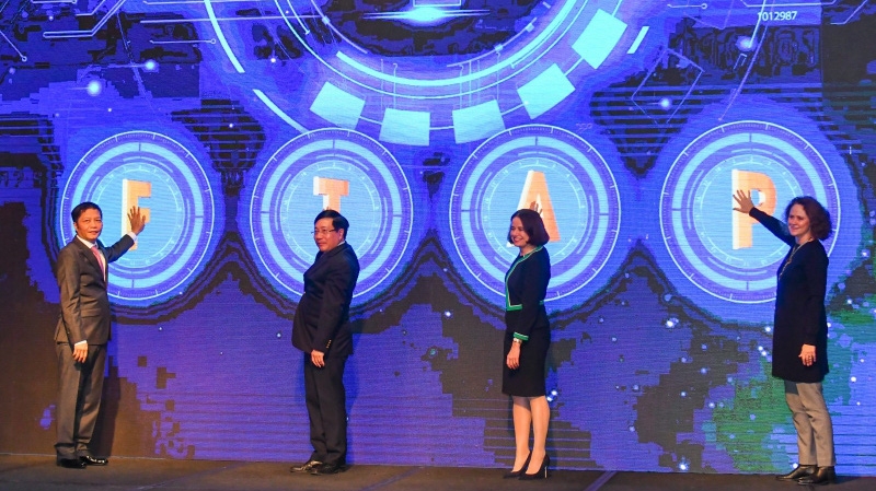 Từ trái qua phải: Bộ trưởng Bộ Công Thương Trần Tuấn Anh; Phó Thủ tướng Chính phủ, Bộ trưởng Bộ Ngoại giao Phạm Bình Minh; bà Robyn Mudie, Đại sứ Australia tại Việt Nam và bà Carolyn Turk, Giám đốc quốc gia Ngân hàng Thế giới tại Việt Nam tại lễ ra mắt FTAP - Ảnh: WB