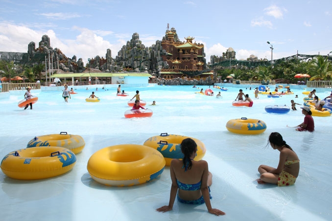 Nằm cách Tp.HCM khoảng 40 km, khu du lịch Đại Nam là một trong những khu tổ hợp khách sạn, nhà hàng, công viên giải trí, dã ngoại và du lịch tâm linh lớn nhất cả nước, mỗi năm đón từ 3 - 5 triệu lượt khách.<br>