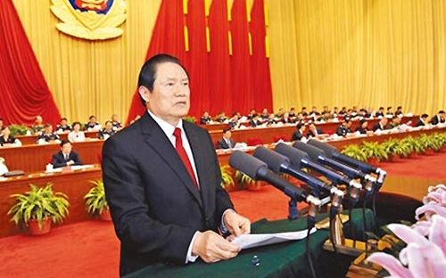 Ông Chu Vĩnh Khang bắt đầu thăng tiến từ ngành dầu khí của Trung Quốc. 
Ông từng giữ chức Bộ trưởng Công an Trung Quốc từ năm 2002 đến 2007, 
trước khi trở thành Ủy viên thường vụ Bộ Chính trị nước này.<br>