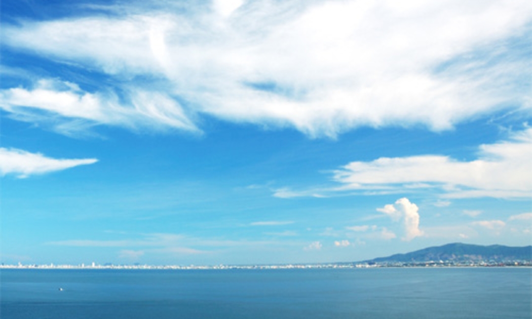 Là “mặt tiền” của Việt Nam nhìn ra biển Đông, các tỉnh duyên hải miền Trung có ưu thế rất quan trọng về kinh tế biển.