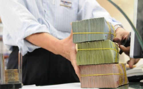 Cách đây vài tháng, khó khăn đầu vào xuất hiện cục bộ tại một vài ngân 
hàng thương mại. Nếu để tự bơi thông thường, lãi suất huy động tại những
 điểm này có thể tăng cao. Nhưng, hoạt động tái cấp vốn âm thầm được ghi
 nhận.