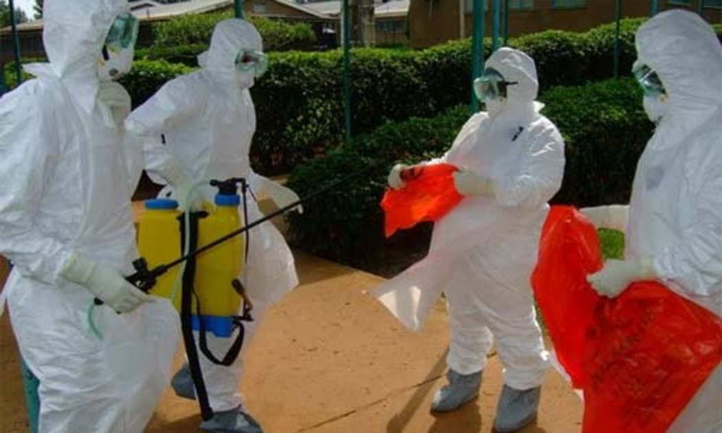 Nhân viên WHO trong trang phục bảo hiểm chuẩn bị vào bệnh viện Kagadi ở Uganda, nơi bệnh sốt Ebola bùng phát - Ảnh: TTXVN.<br>