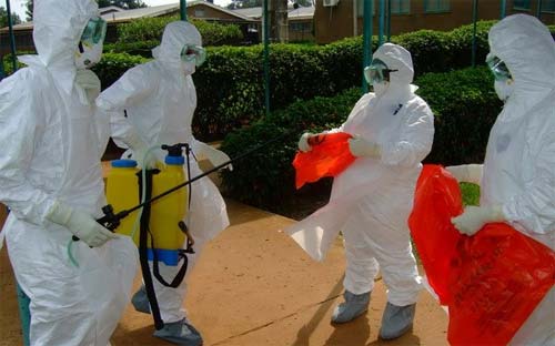 Nhân viên WHO trong trang phục bảo hiểm chuẩn bị vào bệnh viện Kagadi ở Uganda, nơi bệnh sốt Ebola bùng phát - Ảnh: TTXVN.<br>
