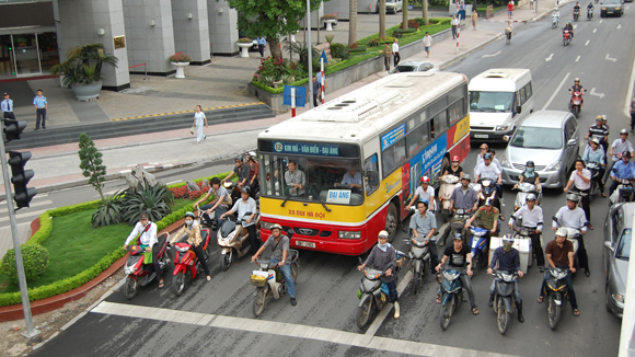 Về ý kiến không thu phí bảo trì đường bộ xe gắn máy, Thứ trưởng Trường 
cho hay, cần thiết thì sẽ xin ý kiến thêm, có thể số tiền không lớn 
nhưng thể hiện sự đóng góp của dân vào hạ tầng giao thông.