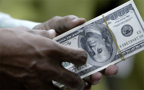 Dù biến động, nhưng chênh lệch giữa giá mua vào - bán ra của nhiều ngân hàng thương mại vẫn rất dè chừng, khi doãng rộng từ 90 - 100 VND. Tức là cầu chưa có biểu hiện căng thẳng thực sự.