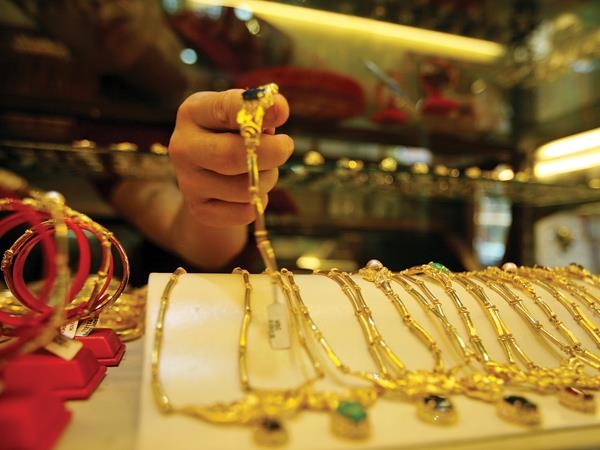 Biến động khó lường của giá vàng trong tuần này khiến giới kinh doanh 
kim hoàn thận trọng, đồng loạt nới rộng chênh lệch giá mua-bán vàng.