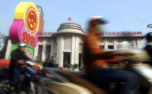 Phía trước trụ sở Ngân hàng Nhà 
nước tại Hà Nội - Ảnh: Reuters.<br>