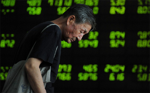 Cú sụt chứng khoán đang đặt ra thêm thách thức đối với mục tiêu tăng trưởng kinh tế 7% mà Thủ tướng Trung Quốc Lý Khắc Cường đề ra cho năm 2015 - Ảnh: Bloomberg.