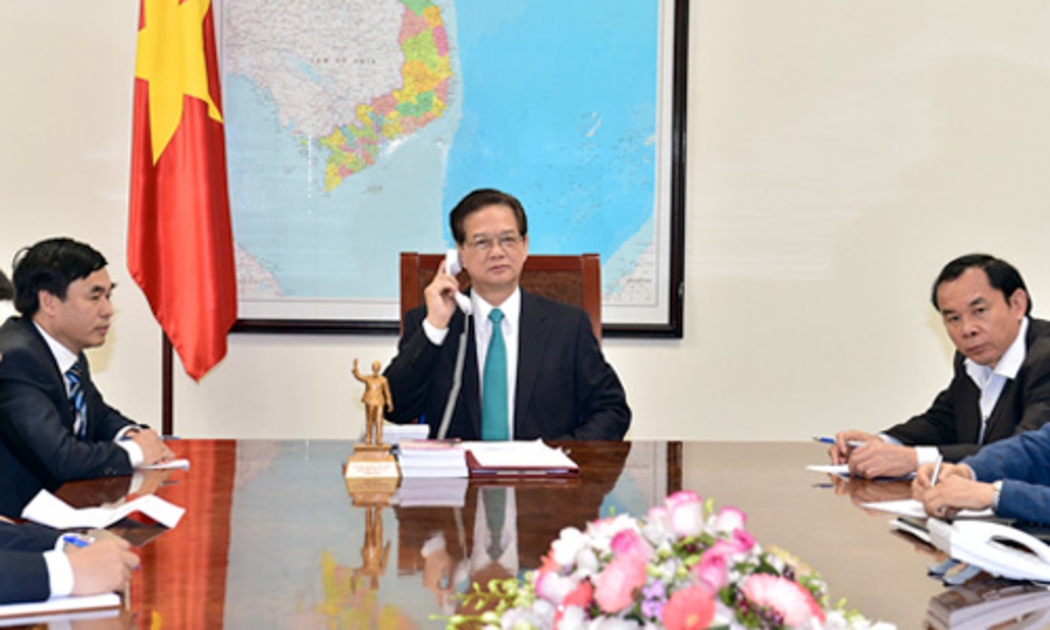 Thủ tướng Nguyễn Tấn Dũng điện đàm với Thủ tướng Nhật Bản Shinzo Abe - Ảnh: VGP/Nhật Bắc.<br>