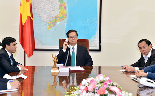 Thủ tướng Nguyễn Tấn Dũng điện đàm với Thủ tướng Nhật Bản Shinzo Abe - Ảnh: VGP/Nhật Bắc.<br>