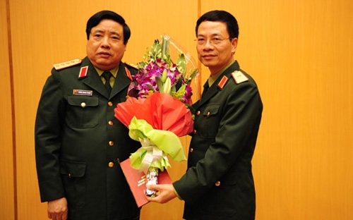 Đại tướng Phùng Quang Thanh, Bộ trưởng Bộ Quốc phòng (bên trái) trao quyết định bổ nhiệm Tổng giám đốc Viettel cho Thiếu tướng Nguyễn Mạnh Hùng, cuối tháng 2/2014.<br>