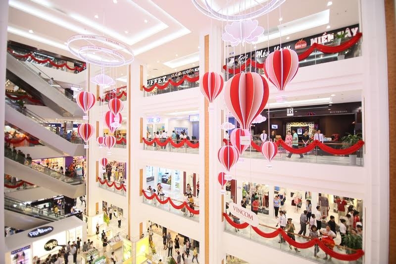 Được thiết kế theo mô hình “một điểm đến, mọi nhu cầu”, từ mua sắm, vui chơi đến giải trí, Vincom Lê Thánh Tông có tổng diện tích mặt sàn lên đến 20.000 m2, tọa lạc tại số 1 Lê Thánh Tông - tuyến đường huyết mạch và gần khu vực trung tâm thành phố. <br>