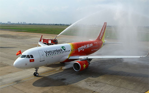 Lễ "rửa" máy bay mới của Vietjet Air, cuối tháng 11/2014. Đây là chiếc máy bay A320 đầu tiên trong đơn hàng mua và thuê 100 chiếc máy bay theo thỏa thuận được ký kết giữa Vietjet và Airbus.<br>