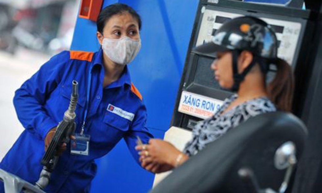 Người tiêu dùng bất bình vì giá tăng nhanh giảm chậm, chất lượng 
kém. Doanh nghiệp, đại lý kêu lỗ, quản lý nhà nước lúng túng, ngân sách 
thất thu. 