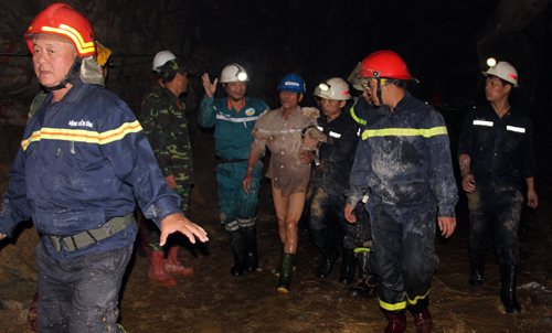 Thông tin ban đầu tại hiện trường cho biết, tất cả 12 người đều khỏe mạnh, tuy nhiên họ sẽ vẫn phải trải qua kiểm tra y tế - Ảnh: VnExpress.