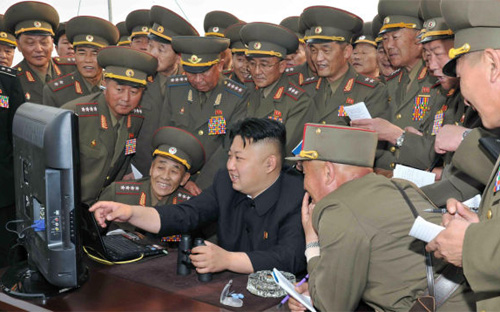 Nhà lãnh đạo Triều Tiên Kim Jong Un (giữa) trong một chuyến thị sát.<br>