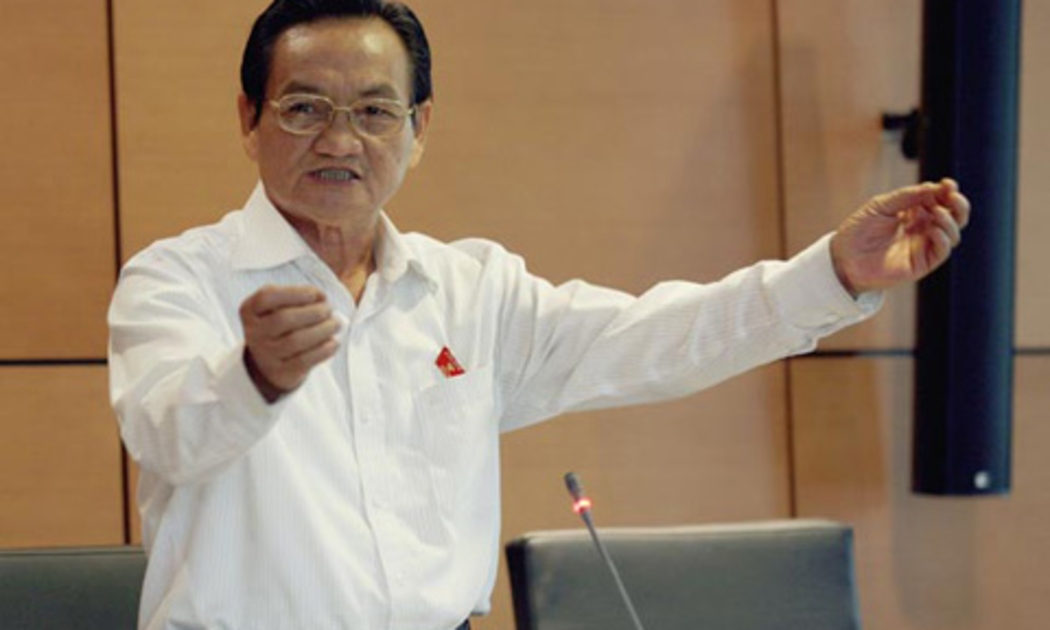Đại biểu Trần Du Lịch thêm một lần thể hiện quan điểm cần thông qua ngân sách theo hai bước - Ảnh: SGGP.<br>