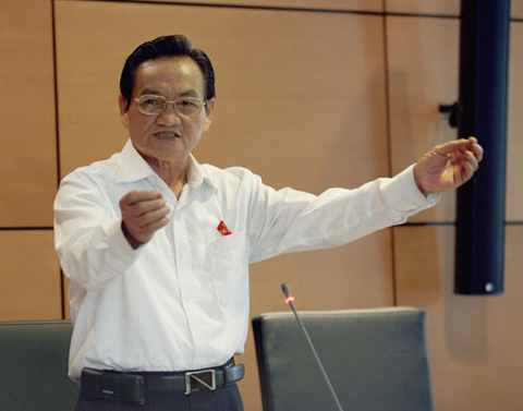 Đại biểu Trần Du Lịch thêm một lần thể hiện quan điểm cần thông qua ngân sách theo hai bước - Ảnh: SGGP.<br>