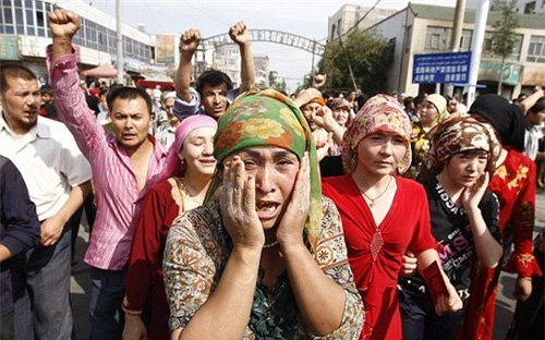 <span style="font-size: 10pt; font-family: Tahoma;">Người dân ở thủ phủ Urumqi, Tân Cương xuống đường phản đối các cuộc bạo động - Ảnh: EPA.</span>