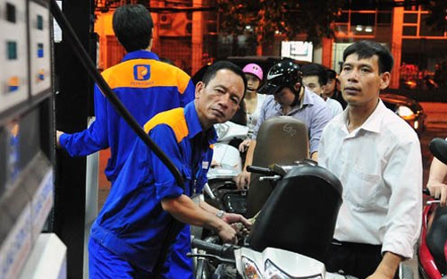 Đây là lần giảm thứ 9 liên của giá xăng dầu trong nước. Lần giảm gần nhất diễn ra vào ngày 23/10 vừa qua - Ảnh: VnExpress.