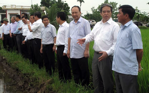 Ông Nguyễn Văn Bình (thứ hai từ phải sang) trong chuyến công tác về Thái Bình - Ảnh: Văn Quyết.<br>