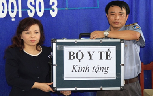 Bộ trưởng Bộ Y tế Nguyễn Thị Kim Tiến tặng quà Chi đội Kiểm ngư số 3, thuộc 
Cục Kiểm ngư Việt Nam.