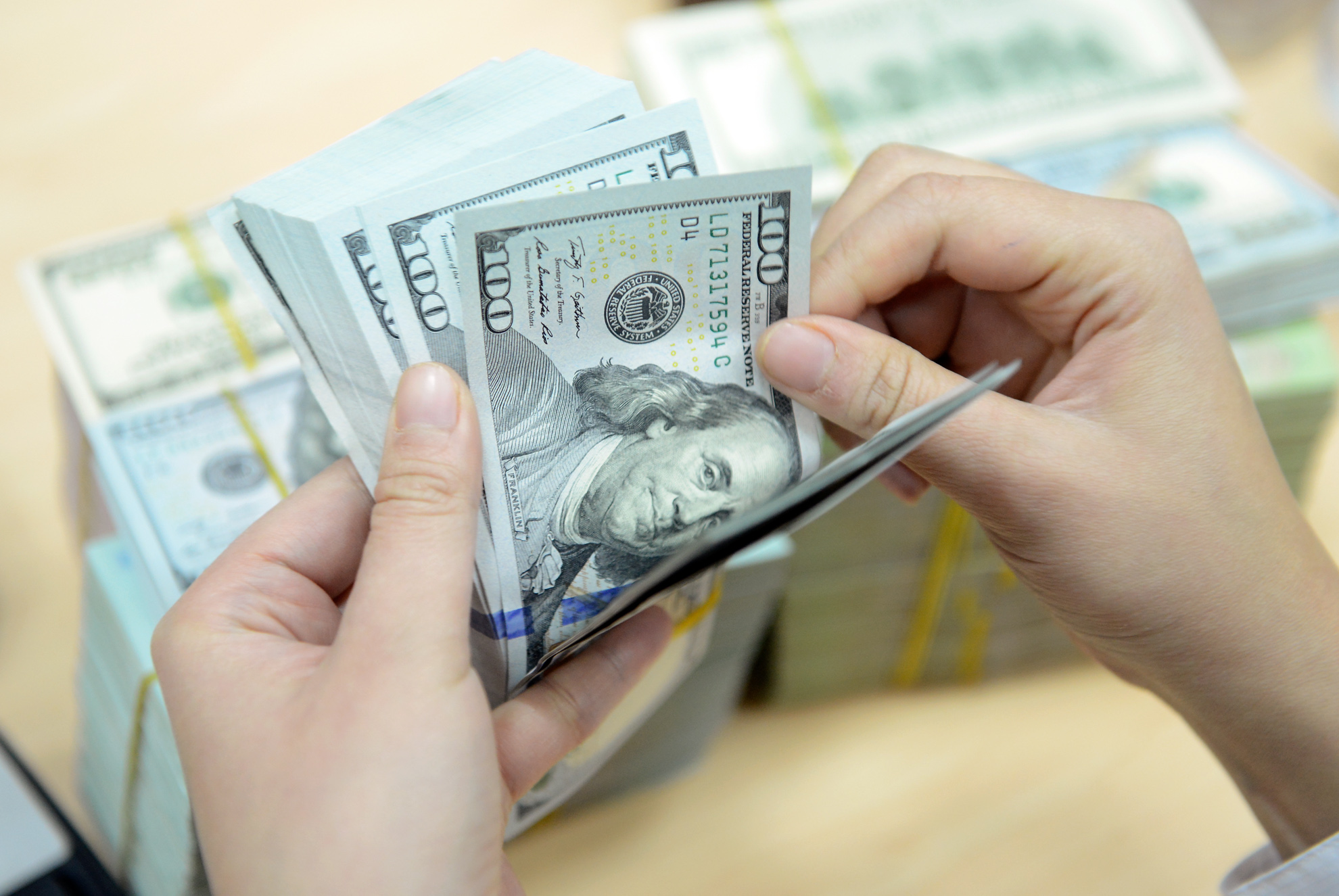 &nbsp;Trong lịch sử điều hành chính sách tỷ giá, trước các biến động lớn, Ngân hàng Nhà nước thường mở rộng biên độ tỷ giá, như để thị trường có điều kiện ghi nhận một cách đầy đủ hơn và phản ánh sát thực hơn, qua đó để xác định các biện pháp điều hành hỗ trợ khác.